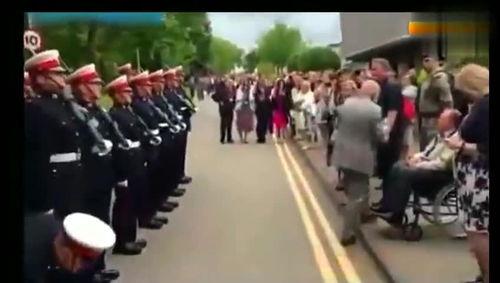 外国吃瓜群众逮捕视频,惊心动魄一幕再现