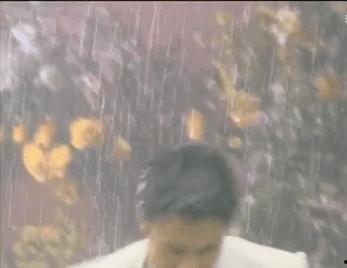 吃瓜第一线拍视频下雨天,趣味无限——吃瓜第一线独家直播