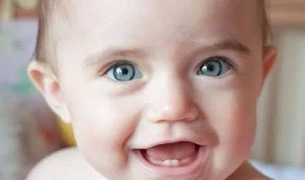 小孩吃瓜掉牙齿的视频,小宝贝吃瓜掉牙萌态十足