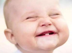 小孩吃瓜掉牙齿的视频,小宝贝吃瓜掉牙萌态十足