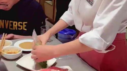 小姐姐吃瓜海底捞视频,趣味横生一幕引网友热议